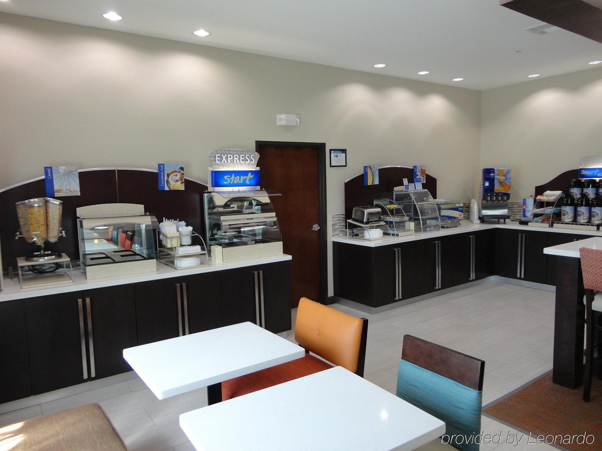 Holiday Inn Express Kenedy By Ihg Exterior foto